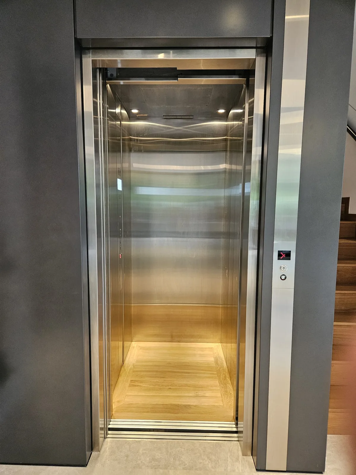 Greenbank Park private home lift — site photograph